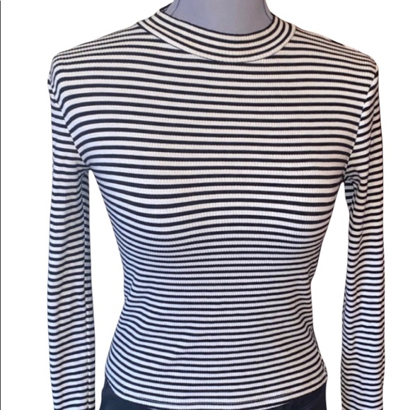 🦋Forever 21 black and white striped ribbed top size medium🦋 - Picture 1 of 8